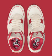 Sneakers Air Jordan 4 Retro Women’s en cuir premium, coloris Sierra Red inspiré de la Saint-Valentin avec amorti Air visible et détails signature.