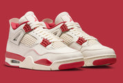 Sneakers Air Jordan 4 Retro Women’s en cuir premium, coloris Sierra Red inspiré de la Saint-Valentin avec amorti Air visible et détails signature vue de 3/4 face. 