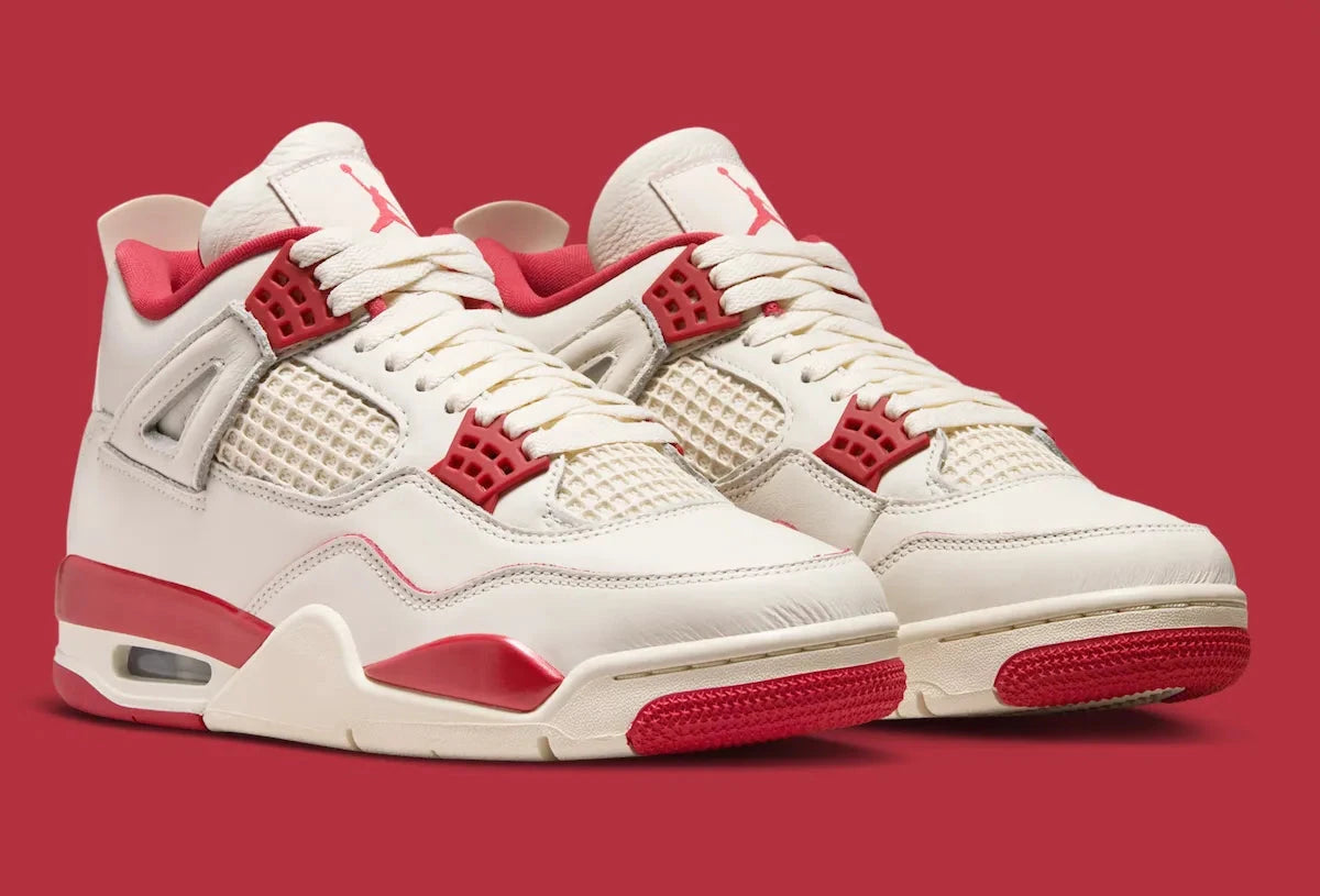 Sneakers Air Jordan 4 Retro Women’s en cuir premium, coloris Sierra Red inspiré de la Saint-Valentin avec amorti Air visible et détails signature vue de 3/4 face. 