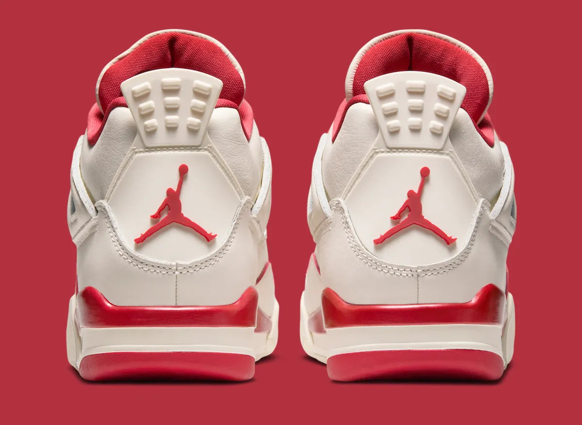 Sneakers Air Jordan 4 Retro Women’s en cuir premium, coloris Sierra Red inspiré de la Saint-Valentin avec amorti Air visible et détails signature.