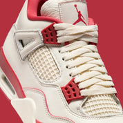 Sneakers Air Jordan 4 Retro Women’s en cuir premium, coloris Sierra Red inspiré de la Saint-Valentin avec amorti Air visible et détails signature.