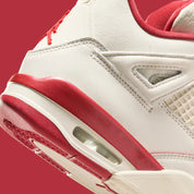 Sneakers Air Jordan 4 Retro Women’s en cuir premium, coloris Sierra Red inspiré de la Saint-Valentin avec amorti Air visible et détails signature.