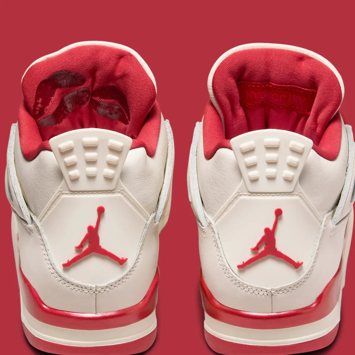 Sneakers Air Jordan 4 Retro Women’s en cuir premium, coloris Sierra Red inspiré de la Saint-Valentin avec amorti Air visible et détails signature.