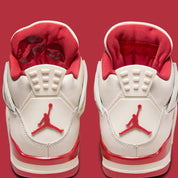 Sneakers Air Jordan 4 Retro Women’s en cuir premium, coloris Sierra Red inspiré de la Saint-Valentin avec amorti Air visible et détails signature.