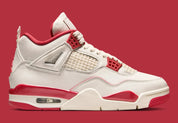 Sneakers Air Jordan 4 Retro Women’s en cuir premium, coloris Sierra Red inspiré de la Saint-Valentin avec amorti Air visible et détails signature vue de profil. 