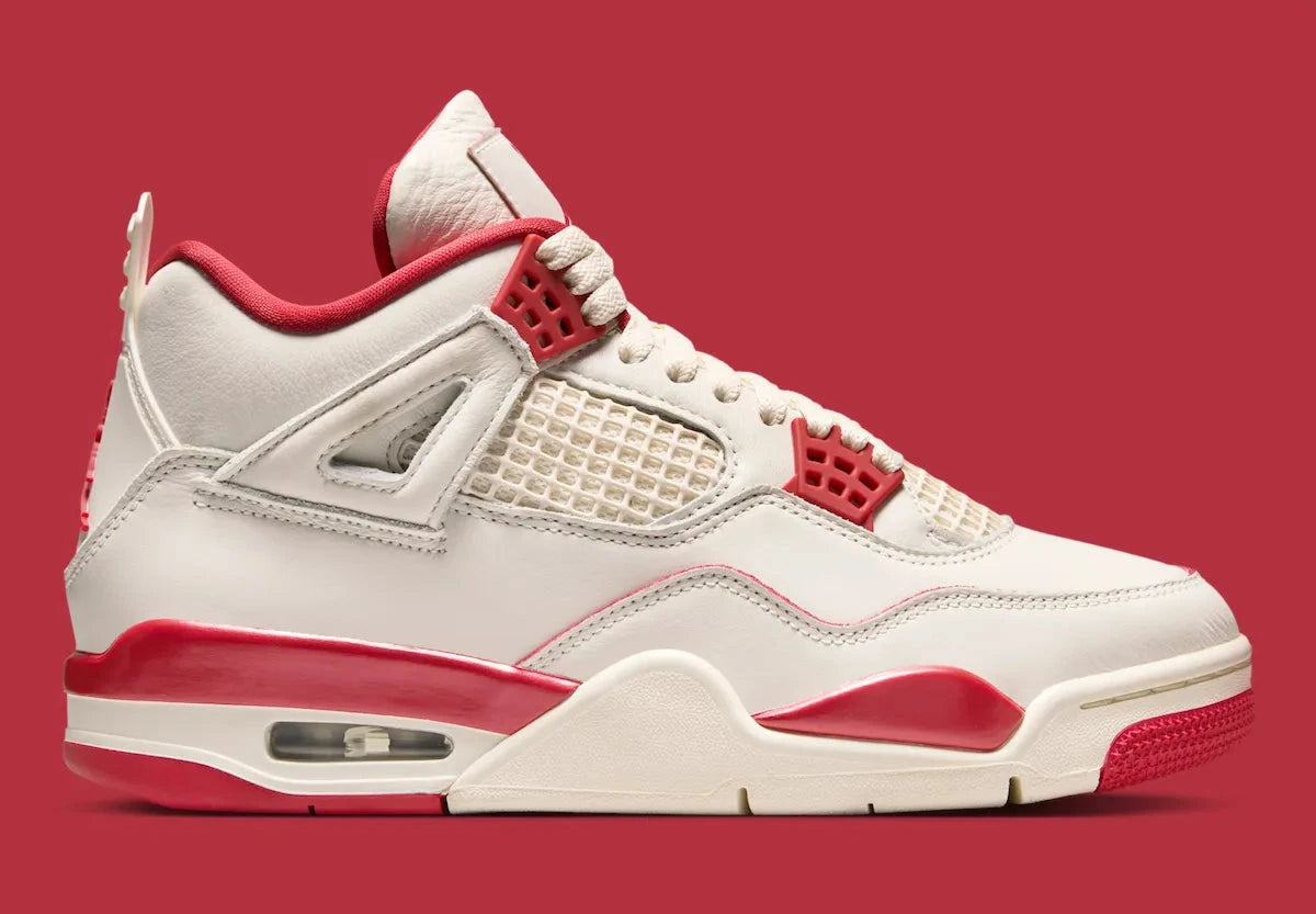 Sneakers Air Jordan 4 Retro Women’s en cuir premium, coloris Sierra Red inspiré de la Saint-Valentin avec amorti Air visible et détails signature vue de profil. 