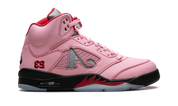 Air Jordan 5 Retro Awake NY Arctic Pink DV4982-600, sneaker rose avec languette argentée, détails rouges, logos Awake NY et semelle translucide vue de profil. 