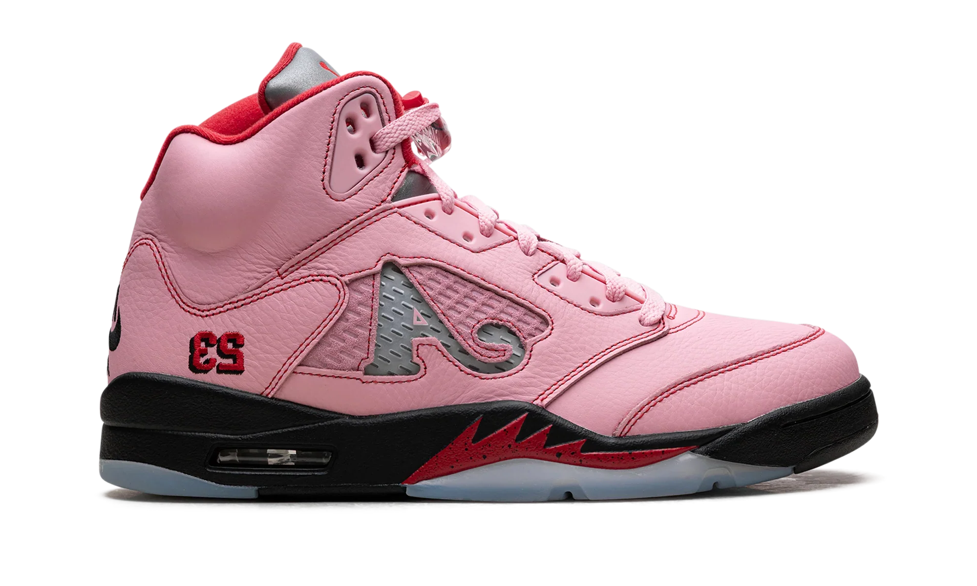 Air Jordan 5 Retro Awake NY Arctic Pink DV4982-600, sneaker rose avec languette argentée, détails rouges, logos Awake NY et semelle translucide vue de profil. 