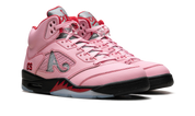 Air Jordan 5 Retro Awake NY Arctic Pink DV4982-600, sneaker rose avec languette argentée, détails rouges, logos Awake NY et semelle translucide vue de 3/4 face. 
