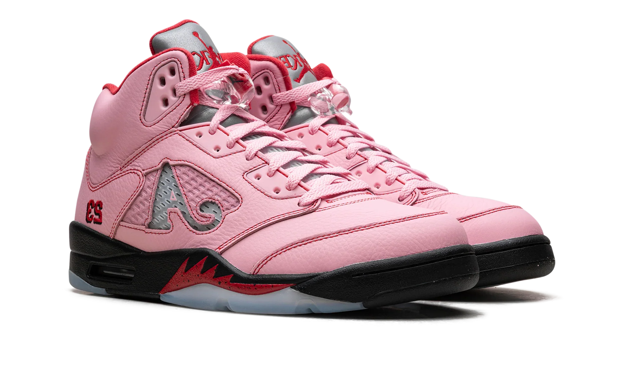 Air Jordan 5 Retro Awake NY Arctic Pink DV4982-600, sneaker rose avec languette argentée, détails rouges, logos Awake NY et semelle translucide vue de 3/4 face. 