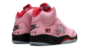 Air Jordan 5 Retro Awake NY Arctic Pink DV4982-600, sneaker rose avec languette argentée, détails rouges, logos Awake NY et semelle translucide vue de 3/4 arrière. 