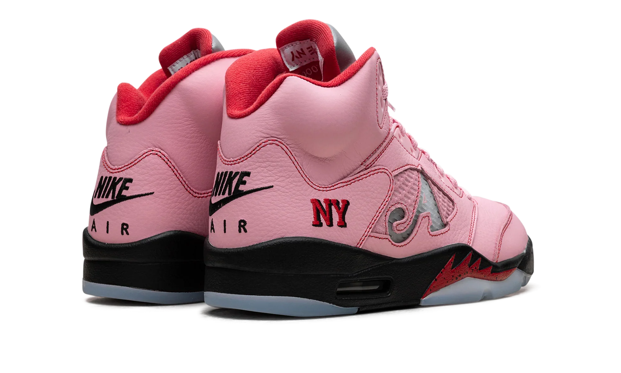Air Jordan 5 Retro Awake NY Arctic Pink DV4982-600, sneaker rose avec languette argentée, détails rouges, logos Awake NY et semelle translucide vue de 3/4 arrière. 