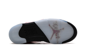 Air Jordan 5 Retro Awake NY Arctic Pink DV4982-600, sneaker rose avec languette argentée, détails rouges, logos Awake NY et semelle translucide vue de dessous. 