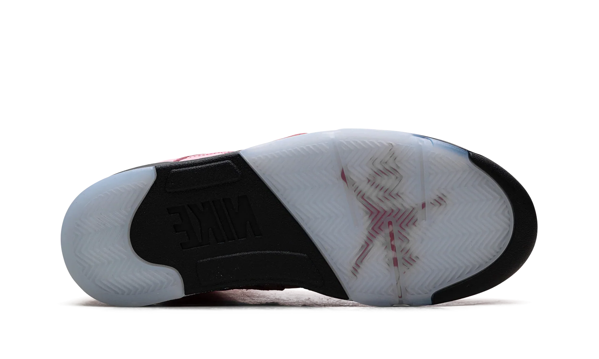 Air Jordan 5 Retro Awake NY Arctic Pink DV4982-600, sneaker rose avec languette argentée, détails rouges, logos Awake NY et semelle translucide vue de dessous. 