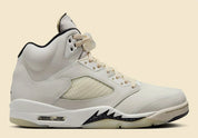 Air Jordan 5 Retro SE Sail ivoire en cuir premium avec filets translucides, dents de requin et amorti Air iconique, vue de profil