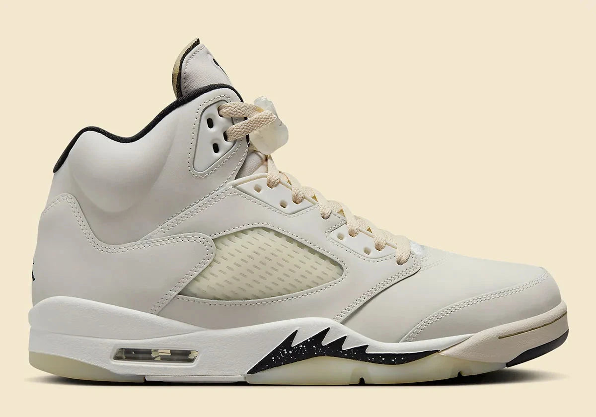 Air Jordan 5 Retro SE Sail ivoire en cuir premium avec filets translucides, dents de requin et amorti Air iconique, vue de profil