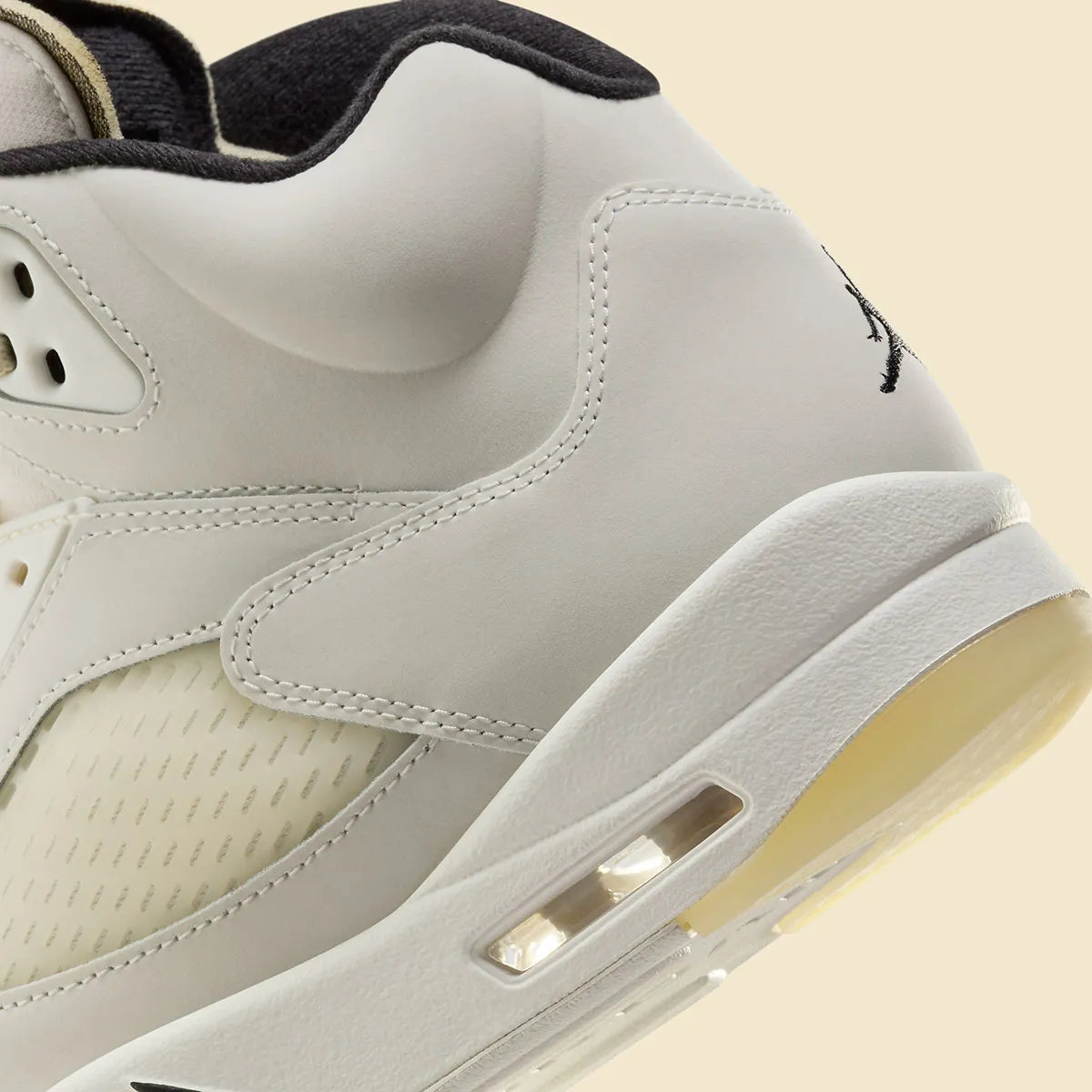 Air Jordan 5 Retro SE Sail ivoire en cuir premium avec filets translucides, dents de requin et amorti Air iconique,
