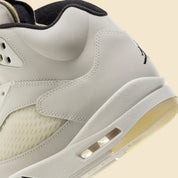 Air Jordan 5 Retro SE Sail ivoire en cuir premium avec filets translucides, dents de requin et amorti Air iconique,