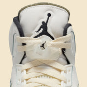 Air Jordan 5 Retro SE Sail ivoire en cuir premium avec filets translucides, dents de requin et amorti Air iconique,