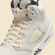 Air Jordan 5 Retro SE Sail ivoire en cuir premium avec filets translucides, dents de requin et amorti Air iconique,