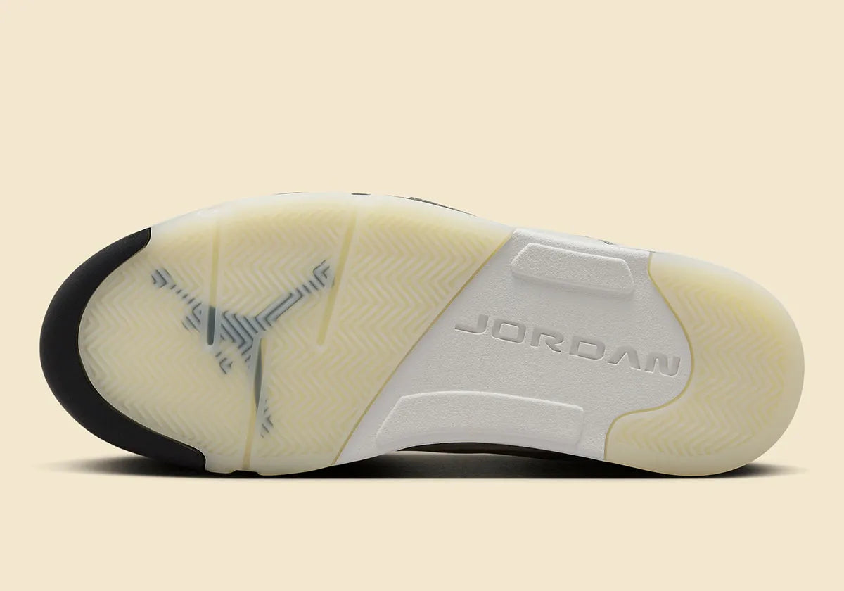 Air Jordan 5 Retro SE Sail ivoire en cuir premium avec filets translucides, dents de requin et amorti Air iconique,