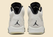 Air Jordan 5 Retro SE Sail ivoire en cuir premium avec filets translucides, dents de requin et amorti Air iconique,