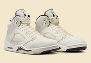 Air Jordan 5 Retro SE Sail ivoire en cuir premium avec filets translucides, dents de requin et amorti Air iconique, vue de 3/4