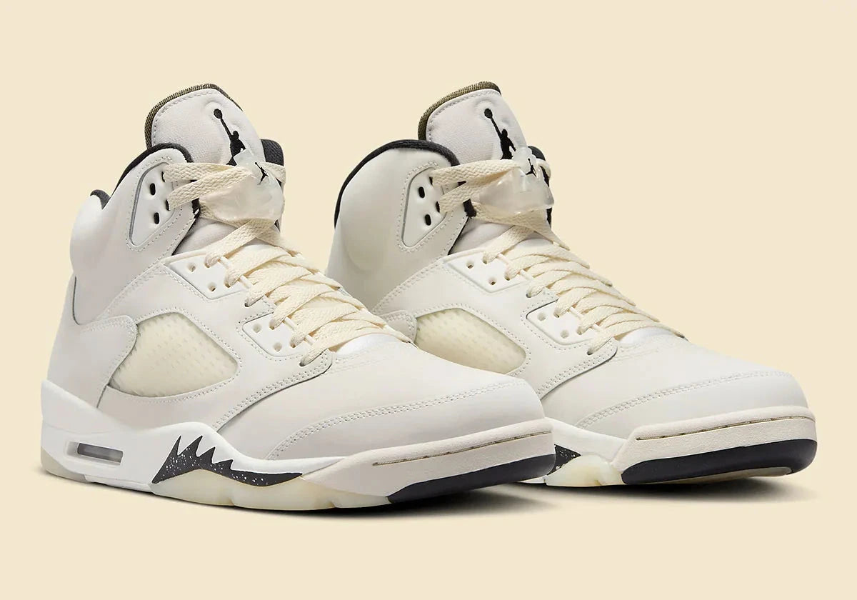 Air Jordan 5 Retro SE Sail ivoire en cuir premium avec filets translucides, dents de requin et amorti Air iconique, vue de 3/4