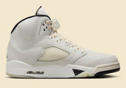 Air Jordan 5 Retro SE Sail ivoire en cuir premium avec filets translucides, dents de requin et amorti Air iconique,