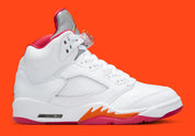 Air Jordan 5 Retro Sunset 2026 IV5678-102 en cuir blanc avec languette Metallic Silver, accents orange Sunset et détails Fire Red vue de profil. 