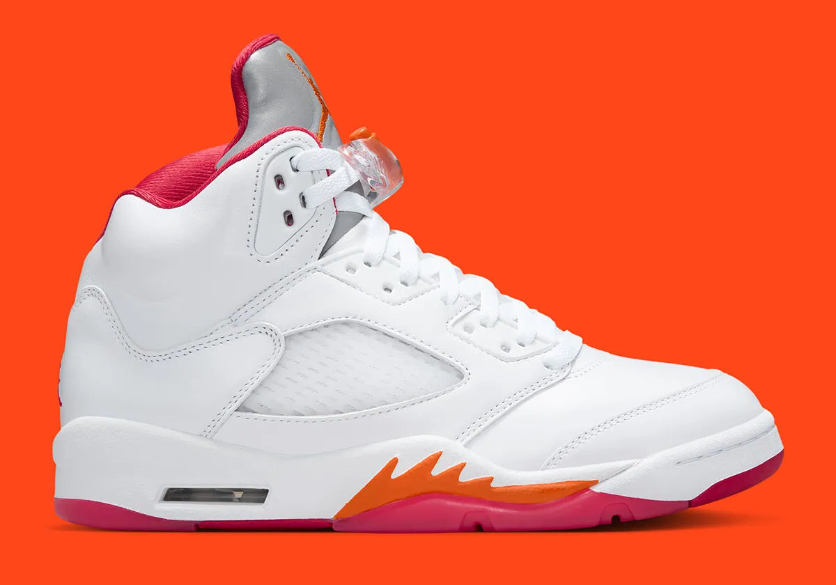 Air Jordan 5 Retro Sunset 2026 IV5678-102 en cuir blanc avec languette Metallic Silver, accents orange Sunset et détails Fire Red vue de profil. 