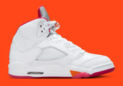 Air Jordan 5 Retro Sunset 2026 IV5678-102 en cuir blanc avec languette Metallic Silver, accents orange Sunset et détails Fire Red vue de profil intérieur. 