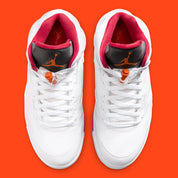 Air Jordan 5 Retro Sunset 2026 IV5678-102 en cuir blanc avec languette Metallic Silver, accents orange Sunset et détails Fire Red vue du dessus. 