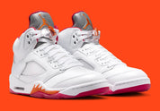 Air Jordan 5 Retro Sunset 2026 IV5678-102 en cuir blanc avec languette Metallic Silver, accents orange Sunset et détails Fire Red vue de 3/4 face. 