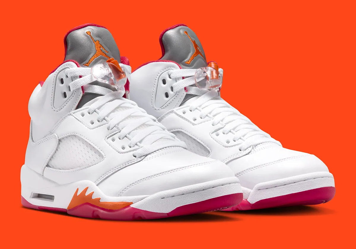 Air Jordan 5 Retro Sunset 2026 IV5678-102 en cuir blanc avec languette Metallic Silver, accents orange Sunset et détails Fire Red vue de 3/4 face. 