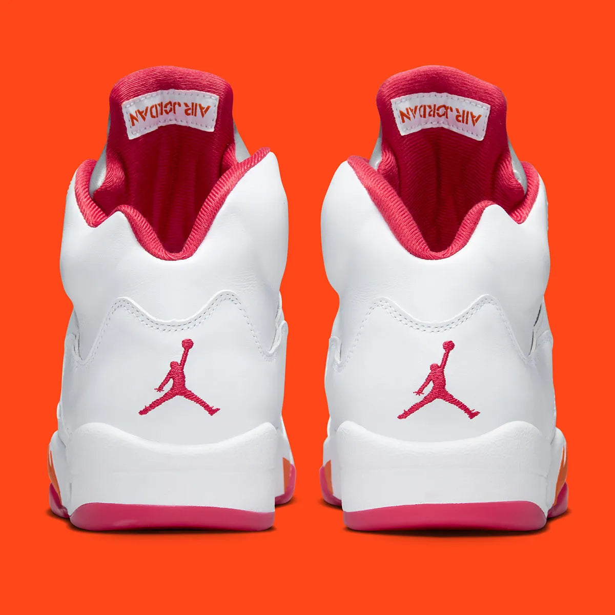 Air Jordan 5 Retro Sunset 2026 IV5678-102 en cuir blanc avec languette Metallic Silver, accents orange Sunset et détails Fire Red vue de derrière. 