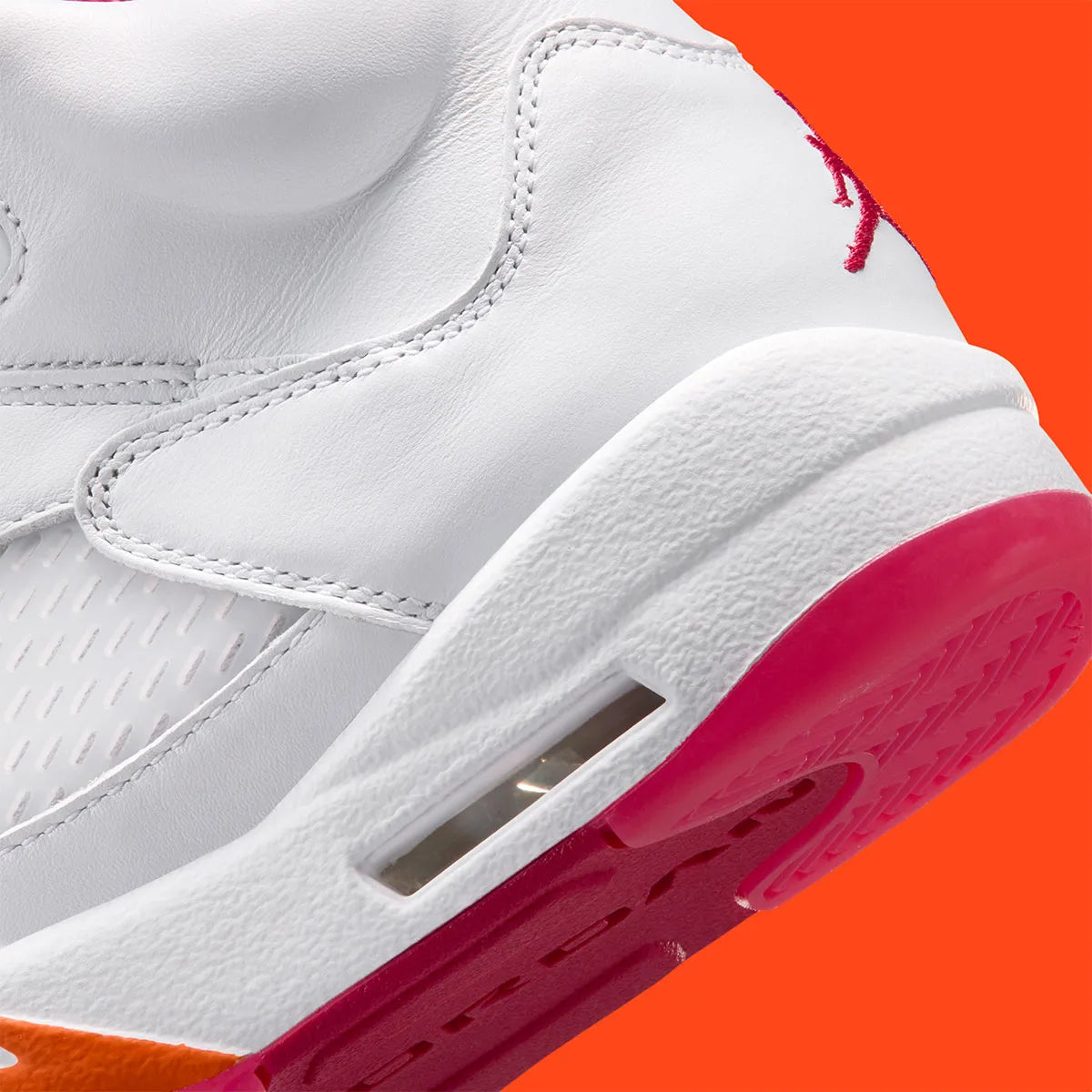 Vue zoomée sur les détails arrières de la Air Jordan 5 Retro Sunset 2026 IV5678-102 en cuir blanc avec languette Metallic Silver, accents orange Sunset et détails Fire Red.