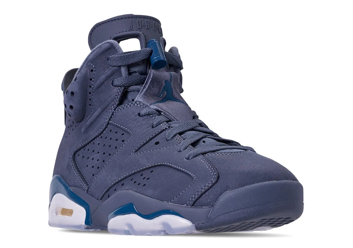 Air Jordan 6 Retro Diffused Blue en daim et cuir bleu avec perforations, Jumpman au talon, lace lock et semelle translucide.