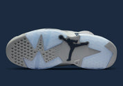 Air Jordan 6 Retro Georgetown 2022 CT8529-012 en suède gris Magnet avec détails College Navy, Jumpman brodé et unité Air visible.