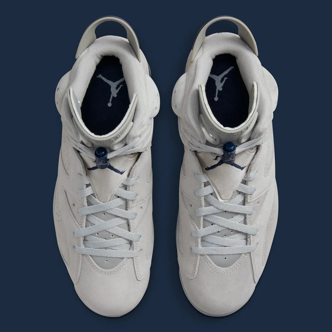 Air Jordan 6 Retro Georgetown 2022 CT8529-012 en suède gris Magnet avec détails College Navy, Jumpman brodé et unité Air visible.