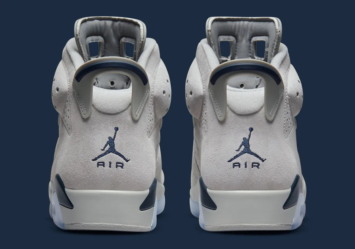 Air Jordan 6 Retro Georgetown 2022 CT8529-012 en suède gris Magnet avec détails College Navy, Jumpman brodé et unité Air visible.