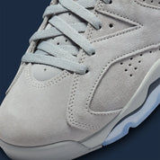 Air Jordan 6 Retro Georgetown 2022 CT8529-012 en suède gris Magnet avec détails College Navy, Jumpman brodé et unité Air visible.