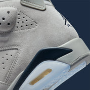 Air Jordan 6 Retro Georgetown 2022 CT8529-012 en suède gris Magnet avec détails College Navy, Jumpman brodé et unité Air visible.