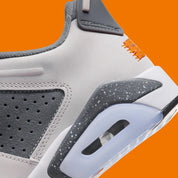 Air Jordan 6 Retro Low PSG 2023 DZ4133-008 en Light Bone et Iron Grey avec accents Magma Orange, semelle mouchetée et outsole translucide.