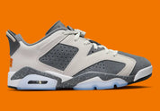Air Jordan 6 Retro Low PSG 2023 DZ4133-008 en Light Bone et Iron Grey avec accents Magma Orange, semelle mouchetée et outsole translucide.