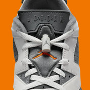 Air Jordan 6 Retro Low PSG 2023 DZ4133-008 en Light Bone et Iron Grey avec accents Magma Orange, semelle mouchetée et outsole translucide.