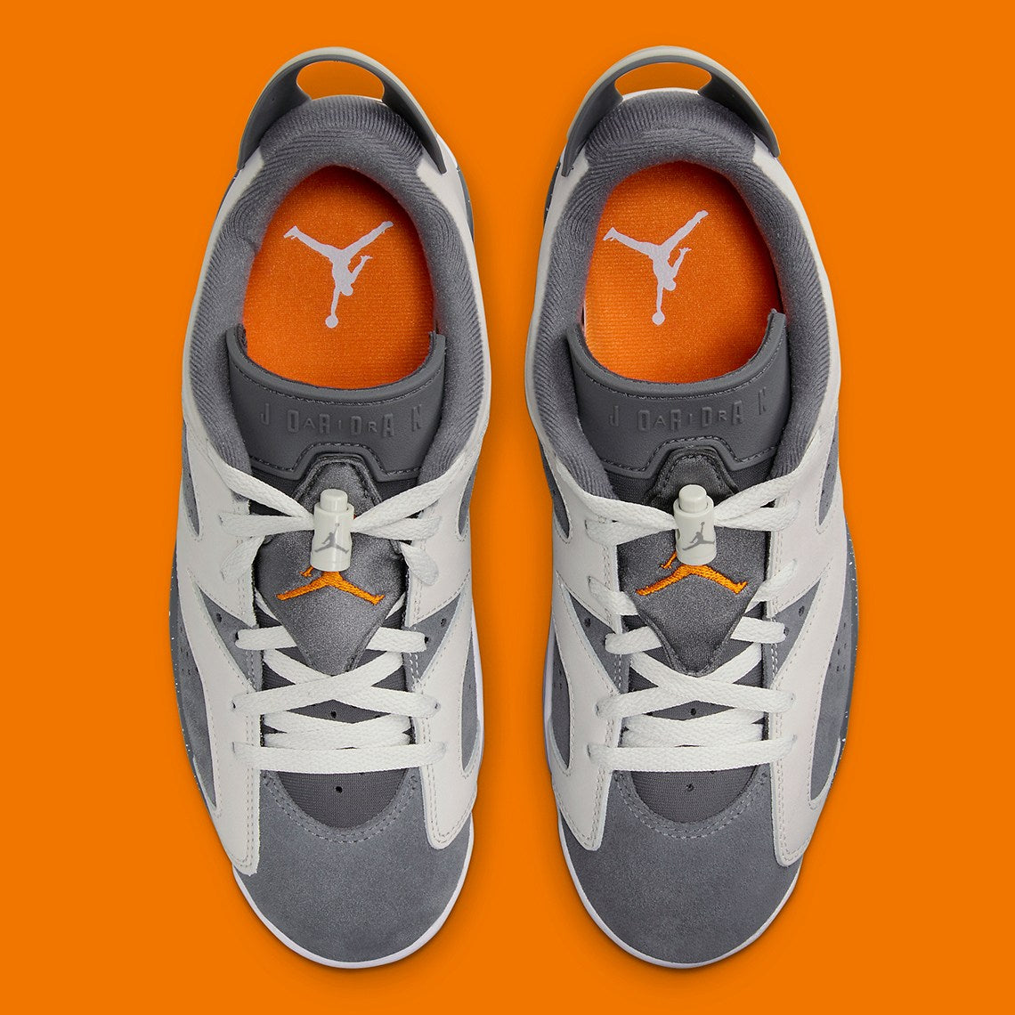 Air Jordan 6 Retro Low PSG 2023 DZ4133-008 en Light Bone et Iron Grey avec accents Magma Orange, semelle mouchetée et outsole translucide.