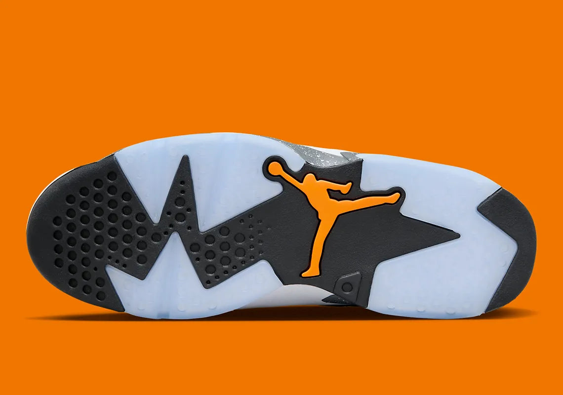 Air Jordan 6 Retro Low PSG 2023 DZ4133-008 en Light Bone et Iron Grey avec accents Magma Orange, semelle mouchetée et outsole translucide.