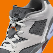 Air Jordan 6 Retro Low PSG 2023 DZ4133-008 en Light Bone et Iron Grey avec accents Magma Orange, semelle mouchetée et outsole translucide.