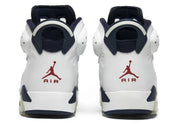 Air Jordan 6 Retro Olympic 2024 CT8529-164 en cuir blanc et Midnight Navy avec accents Varsity Red, lace lock rouge et unité Air visible.